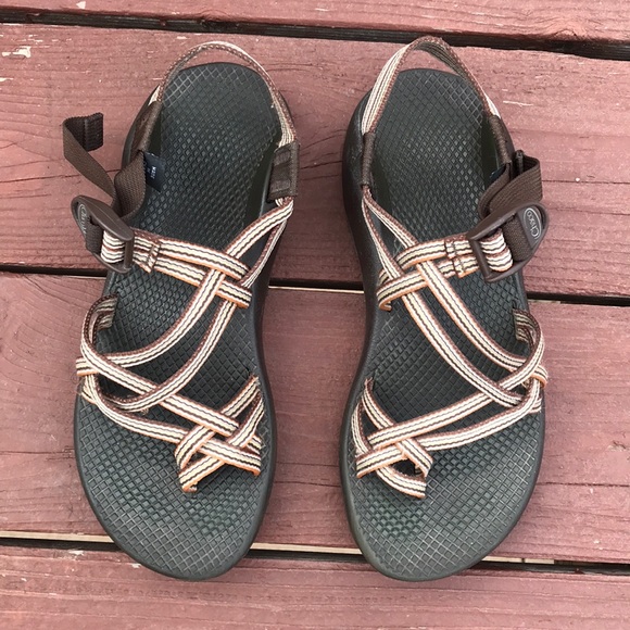 chacos with toe strap